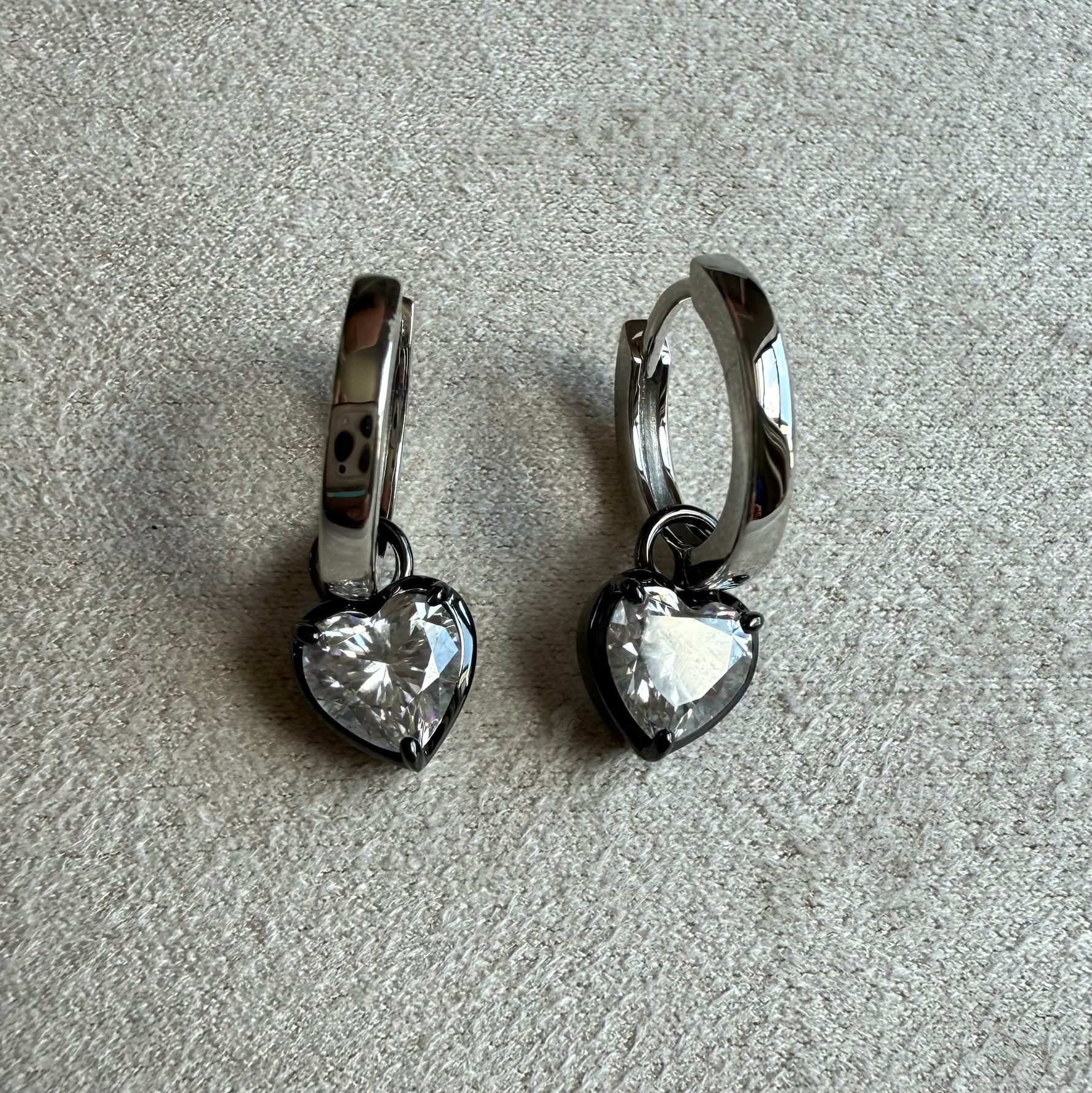 moissanite-heart-3-prong-huggies-silver